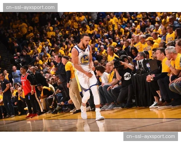 特写：库里连续命中三记超远三分，勇士主场掀起声浪
